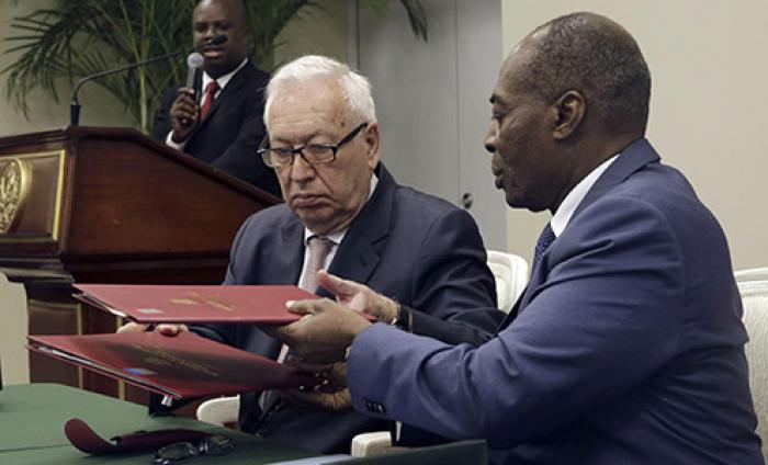 Los ministros Yves Germain Joseph y José Manuel García-Margallo intercambian los documentos correspondientes al MAP España-Haití. EFE