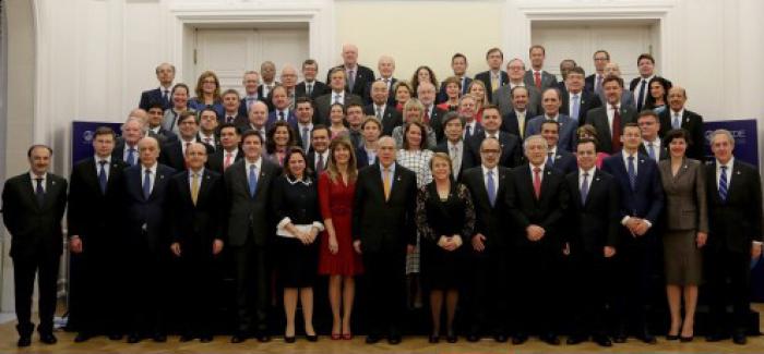 Foto de familia de los asistentes al Consejo Ministerial de la Organización para la Cooperación y el Desarrollo Económicos. OCDE