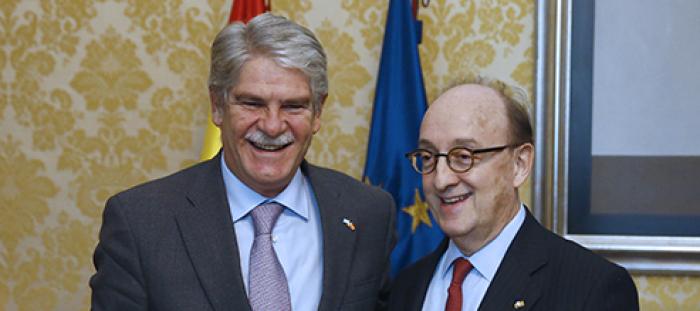El ministro junto al director para Europa del CAF-Banco de Desarrollo de América Latina