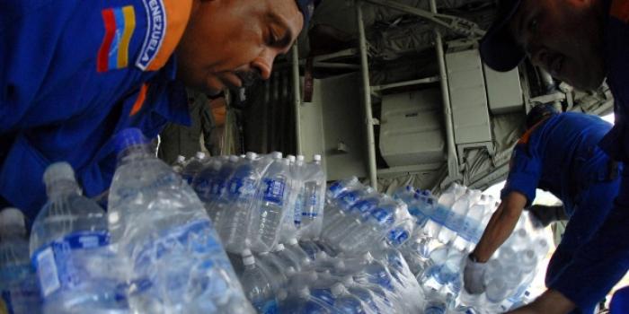 Avión cargado de agua para damnificados por el huracán Félix. EFE/STR