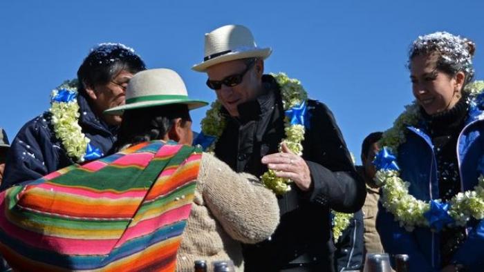 Momento de la entrega de las instalaciones en la comunidad de Alto Collana. EFE