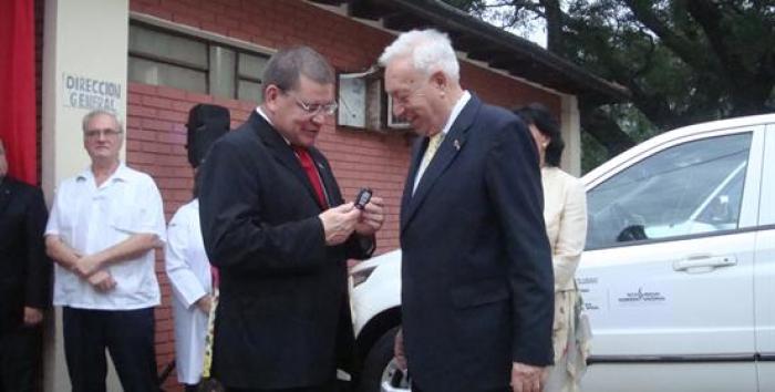 José Manuel García Margallo recibe las llaves del Hospital Materno Infantil San Pablo de manos de Antonio Barrios