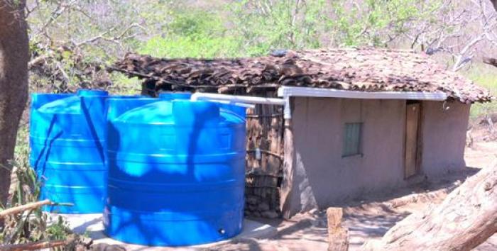 Cada sistema de cosecha de agua de lluvia cuenta con dos tanques con una capacidad de 6.000 litros cada uno. El agua recogida de los tejados alimenta los tanques y es tratada a través de filtros artesanales. ACICAFOC