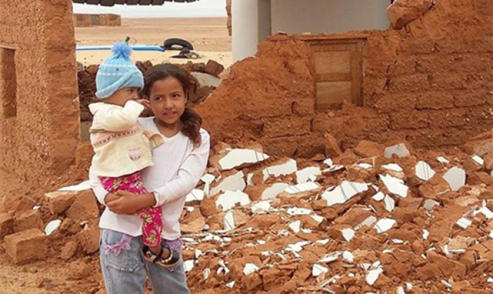 Dos niños en uno de los campamentos saharauis tras las lluvias torrenciales. BUHUBEINI YAHIA