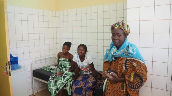 Una adolescente acude al Hospital de Ouhahigouya junto a su prima y su abuela para someterse a la cirugía reparatoria del clítoris. FUNDACIÓN MUJERES FELICES