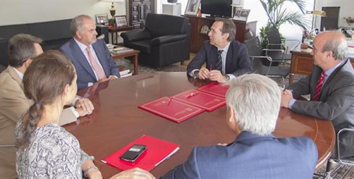 Gonzalo Robles e Ignacio Polanco durante la firma del convenio en la sede de la AECID. AECID