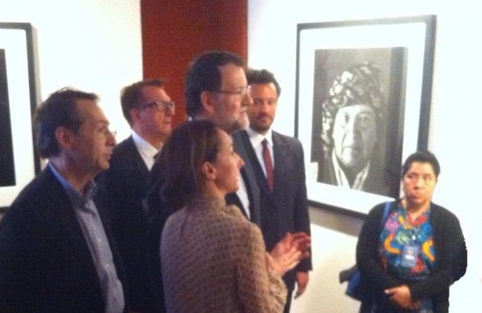 Gonzalo Robles y el Presidente del Gobierno Mariano Rajoy durante su visita a la exposición '25 años
