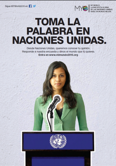 Mujer delante de un micrófono de Naciones Unidas