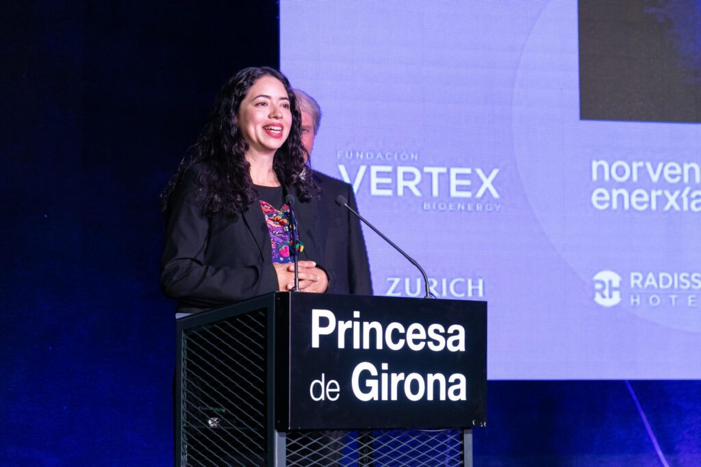 Ex becaria de Fundación Carolina recibiendo el Premio Princesa de Girona
