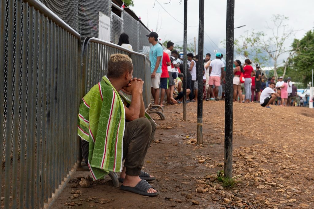 Personas desfavorecidas recibiendo ayuda humanitaria